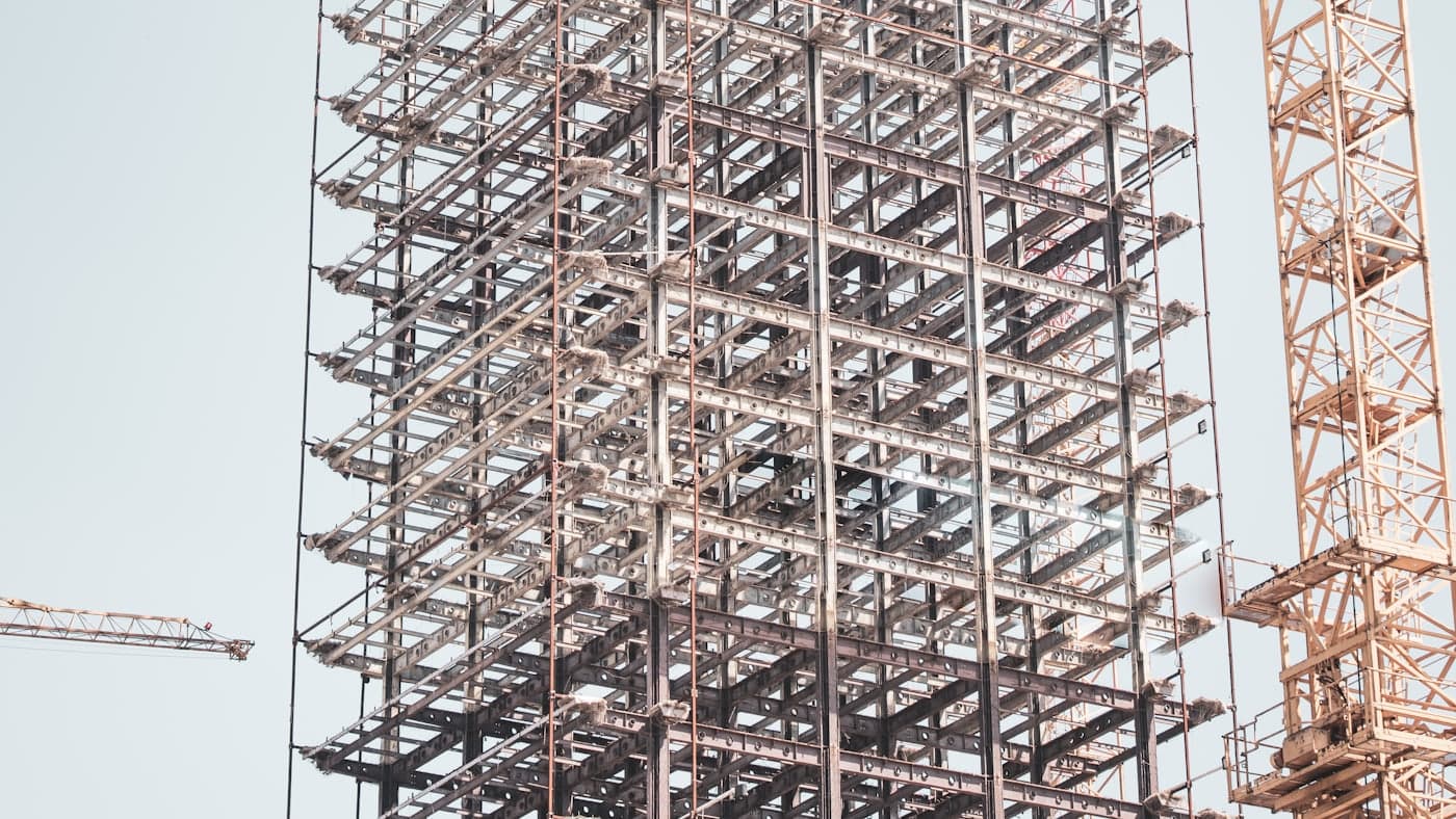 Rohbau eines Gebäudes mit Stahlkonstruktion und Turmdrehkran