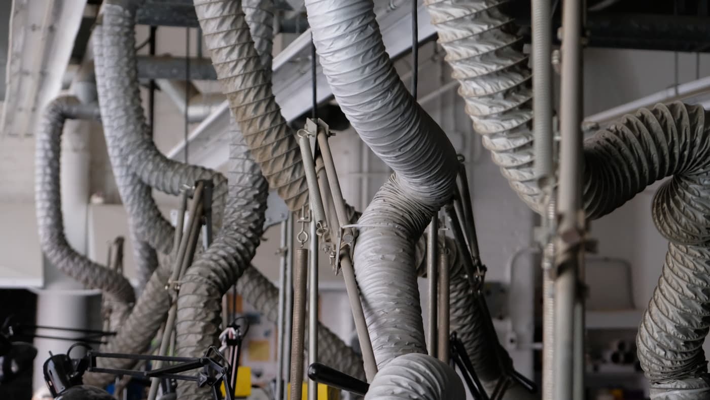 Flexible Lüftungsrohre unter einer Hallendecke